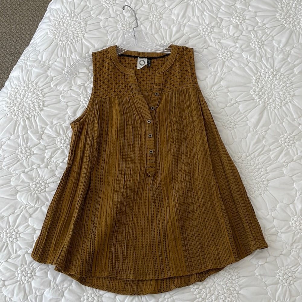 Anthropologie brown & black sleeveless blouse with button up front.